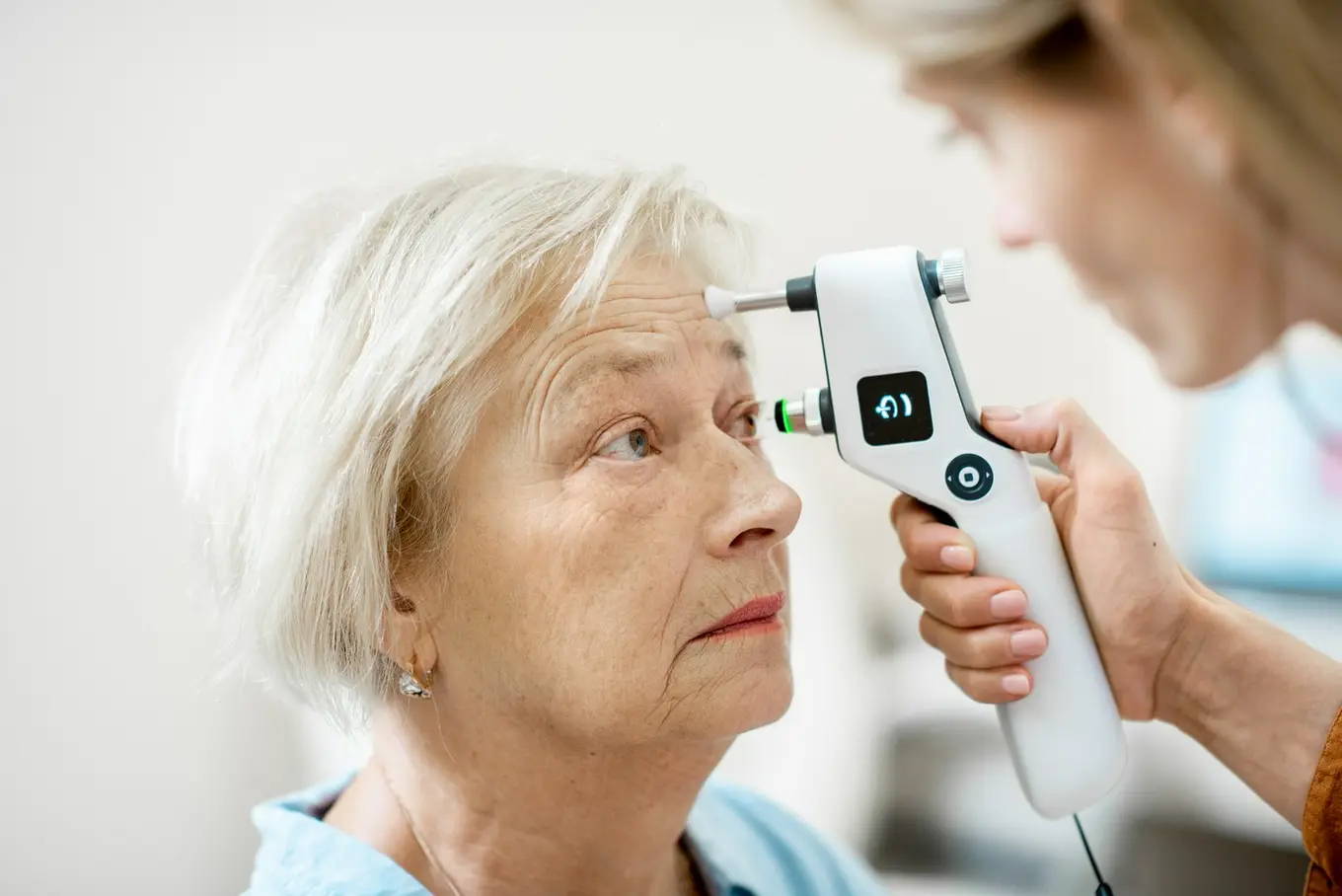 okulistka mierzy seniorce ciśnienie w oku