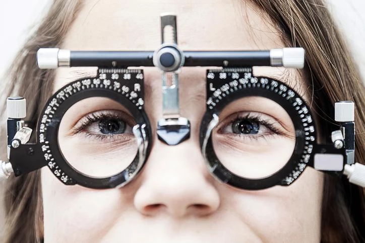 dziecko w okularach specjalistycznych do badań