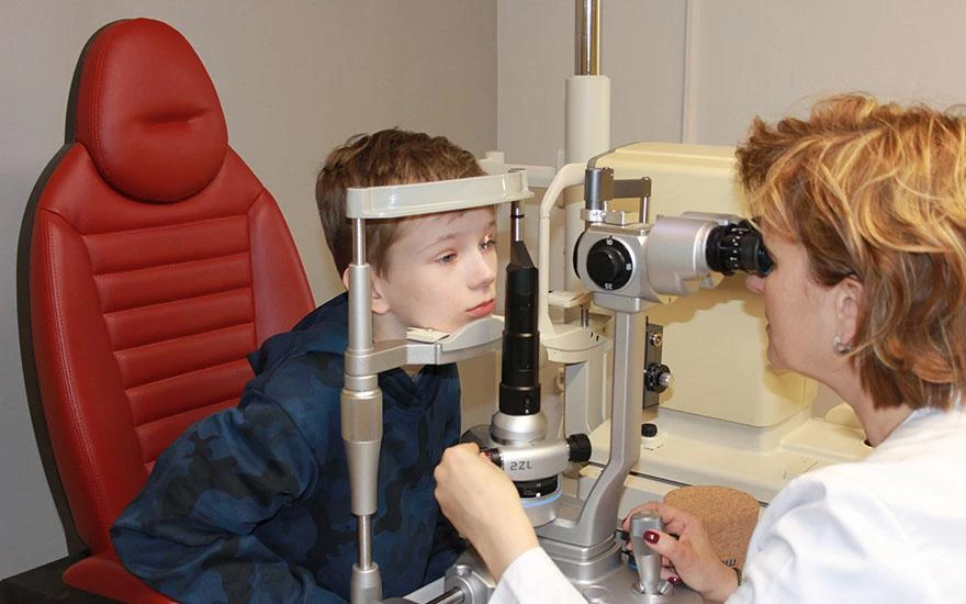 chłopiec podczas badania dna oka